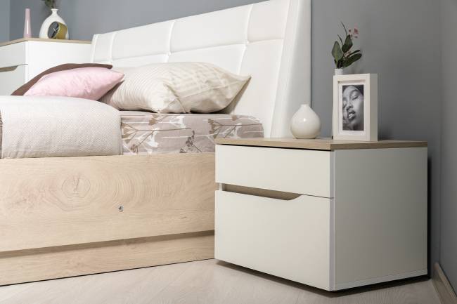 Кровать с подъёмным ортопедом Муссон 1600 с тумбочкой и комодом с зеркалом СВК цвет белый/дуб эндгрейн элегантный/кожзам белый Кровать с подъёмным ортопедом Муссон 1600 с тумбочкой и комодом с зеркалом СВК цвет белый/дуб эндгрейн элегантный/кожзам белый