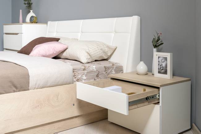 Кровать с подъёмным ортопедом Муссон 1600 с тумбочкой и комодом с зеркалом СВК цвет белый/дуб эндгрейн элегантный/кожзам белый Кровать с подъёмным ортопедом Муссон 1600 с тумбочкой и комодом с зеркалом СВК цвет белый/дуб эндгрейн элегантный/кожзам белый