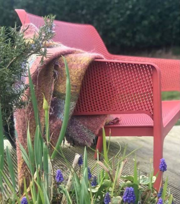 Диван пластиковый Net Bench коралловый 1160х700х860 мм Диван пластиковый Net Bench коралловый 1160х700х860 мм